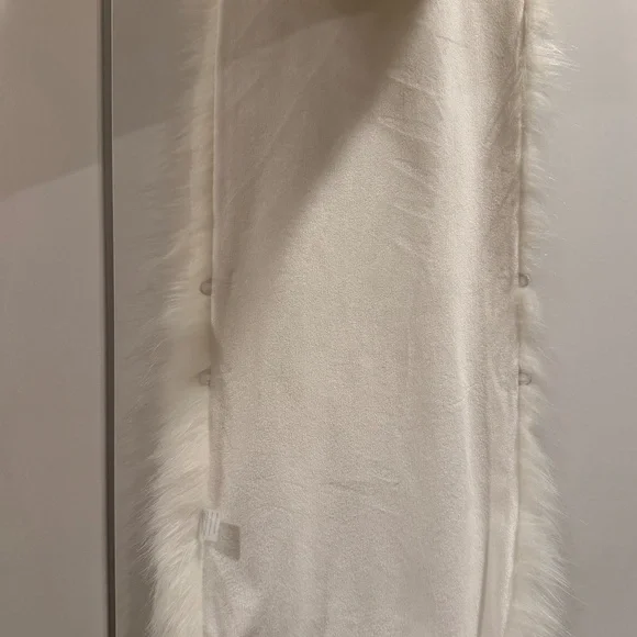 Elegant White Faux Fur Wrap - Picture 6 of 9